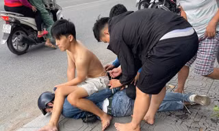 [CLIP] Người dân truy đuổi, tóm gọn tên cướp tiệm vàng ở TPHCM