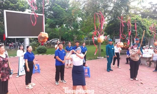 Người dân vui chơi có thưởng trong Ngày hội Đại đoàn kết dân tộc