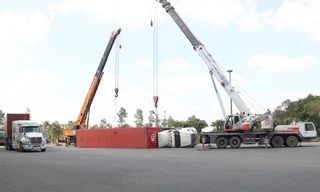 Tháo dỡ các vòng xoay thường xuyên gây lật xe ở TPHCM