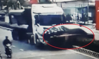 [Clip] Xe ben tông ô tô bán tải văng qua dải phân cách trên đường ở TPHCM