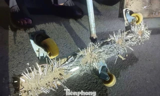 CSGT và tình nguyện viên ở TPHCM rà tìm, nhặt từng đinh sắt trên đường