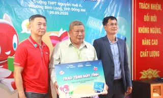 Tập đoàn Keppel và Báo Tiền Phong tặng máy tính cho 2 trường biên giới Đồng Nai