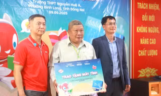 Tập đoàn Keppel và Báo Tiền Phong tặng máy tính cho 2 trường biên giới Đồng Nai