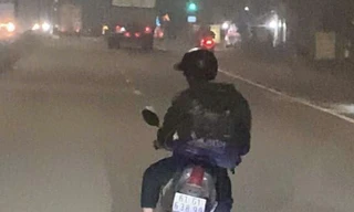 [Clip] Xe máy 'đánh võng' tạt ngang đầu ô tô gây bức xúc