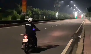 Bị tịch thu phương tiện vì chạy một bánh để vợ quay video đăng TikTok