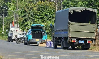 Cảnh sát giao thông TPHCM kiểm tra taxi phát hiện bí mật bên trong