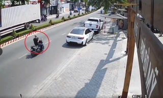 Clip: Người đàn ông chạy xe máy đập gương chiếu hậu ô tô trên phố