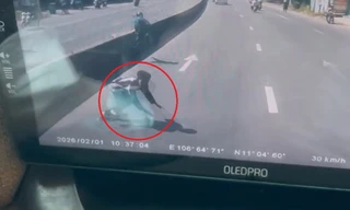 Người đàn ông bất ngờ lao vào xe bồn đang chạy trên đường ở TPHCM