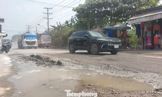 Đường nhựa hóa đất đá, hàng quán phải đóng cửa vì ế ấm 