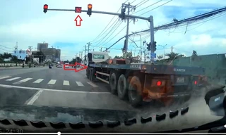 VIDEO: Xe đầu kéo đi sai làn còn vượt đèn đỏ 