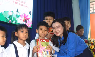 Bí thư T.Ư Đoàn Nguyễn Phạm Duy Trang trao học bổng, tặng sách cho các em học sinh tại TPHCM