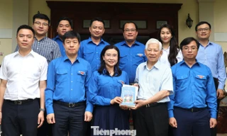 Bí thư T.Ư Đoàn Nguyễn Phạm Duy Trang thăm nguyên Chủ tịch nước và Mẹ Việt Nam anh hùng 