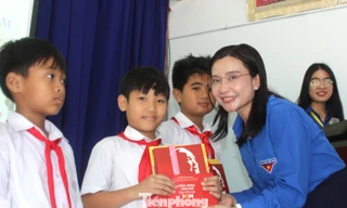 Bí thư T.Ư Đoàn Nguyễn Phạm Duy Trang trao học bổng, tặng sách cho các em học sinh tại TPHCM