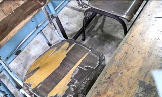 Phụ huynh rơi nước mắt nhìn phòng học của con tại trường công lập ở TPHCM