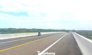 Nhìn toàn cảnh cầu vượt sông Sài Gòn nối TPHCM và Tây Ninh trước ngày thông xe