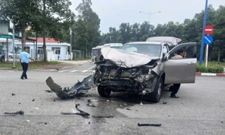 Xe tải lật nhào giữa đường khi va chạm ô tô 7 chỗ ở TPHCM 