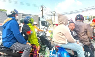 Ngày cuối nghỉ Tết, đường đến thủ phủ công nghiệp đông nghẹt