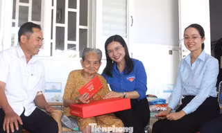 Bí thư T.Ư Đoàn Nguyễn Phạm Duy Trang thăm, tặng quà Mẹ Việt Nam Anh hùng và người dân ở TPHCM 