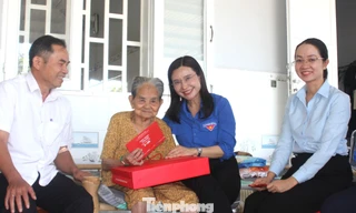 Bí thư T.Ư Đoàn Nguyễn Phạm Duy Trang thăm, tặng quà Mẹ Việt Nam Anh hùng và người dân ở TPHCM 