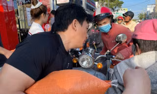 Người khó khăn ở TPHCM xúc động nhận quà từ thanh niên trúng số độc đắc