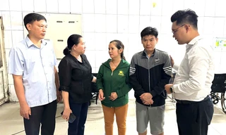 Thăm hỏi nạn nhân sống sót trong vụ chồng chém vợ con rồi tự sát