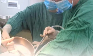 Người đàn ông trung niên suýt chết vì bạn làm cùng nghịch dại