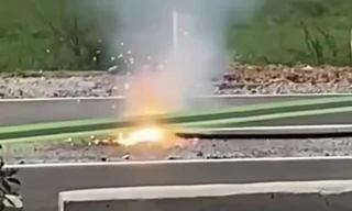 Clip: Dây điện đứt rơi xuống đường cháy nổ như pháo hoa 