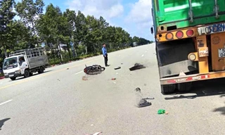 Đôi nam nữ thương vong khi đi vào làn ô tô rồi tông đuôi container