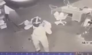 Camera ghi lại cảnh người đàn ông cầm súng tự chế rời khỏi hiện trường 3 người chết