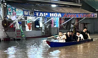 Người dân TPHCM chèo thuyền trên phố