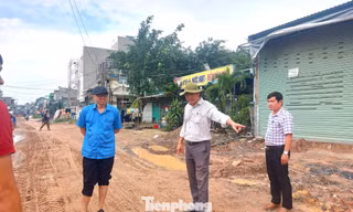 Chỉ đạo khẩn vụ học sinh phải lội bùn đến trường mỗi ngày ở TPHCM