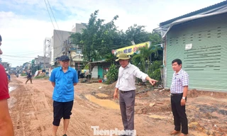 Chỉ đạo khẩn vụ học sinh phải lội bùn đến trường mỗi ngày ở TPHCM