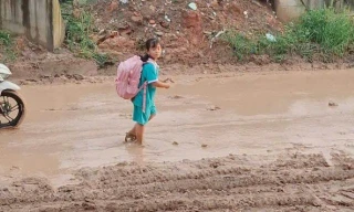 Học sinh lội bùn đến trường mỗi ngày ở TPHCM, chuyện gì đang xảy ra?