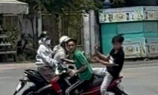 Clip: Hai người đi xe máy bị đuổi đánh trên đường ở TPHCM