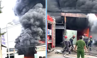 CLIP: Cháy lớn xưởng sản xuất mút xốp tại TPHCM, khói đen cuồn cuộn bốc cao 