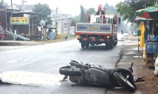 Va chạm xe cẩu trên đường hẹp, người phụ nữ đi xe máy tử vong tại chỗ
