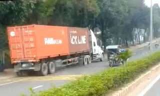 Xe container chạy ngược chiều ở làn xe máy khiến người đi đường sợ hãi