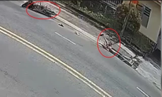 [Clip] Giải cứu hai cha con đi xe máy lọt xuống cống thoát nước trên đường ở TPHCM