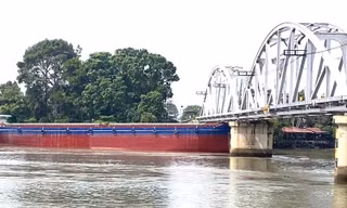 Sà lan tông cầu Ghềnh, nhiều người bị thương, đường sắt Bắc Nam tê liệt