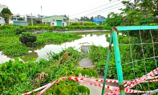 Mưa lớn, nước dâng, cầu dân sinh ở TPHCM bị cuốn trôi