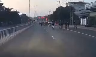 CLIP: Đoàn xe đạp lấn làn ô tô, vượt đèn đỏ ở TPHCM gây bức xúc