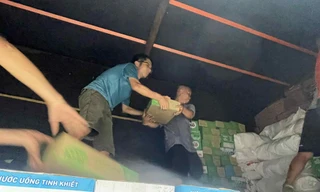 Người dân mang hàng hóa đến điểm tiếp nhận 