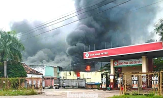 Lửa bao trùm kho hàng gần cây xăng ở TPHCM