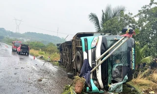 Xe khách lật trên Quốc lộ 14, khiến 3 người thương vong