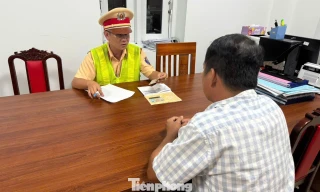 Triệu tập, xử phạt 24 triệu đồng đối với tài xế xe đầu kéo vượt đèn đỏ trên quốc lộ 13