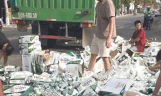 Hàng nghìn lon bia rơi xuống đường, người dân chung tay giúp tài xế thu gom