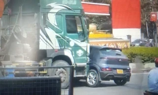 [CLIP] Xe ben ‘ủi’ ô tô trên đường khiến nhiều người hoảng hồn