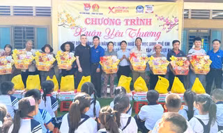 Thanh niên TPHCM chăm lo Tết cho người dân, thiếu nhi vùng biên