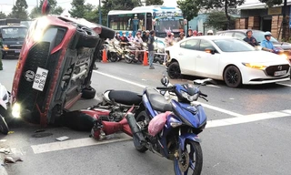 Tài xế đạp nhầm chân ga, ô tô tông loạn xạ nhiều phương tiện