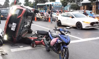 Tài xế đạp nhầm chân ga, ô tô tông loạn xạ nhiều phương tiện